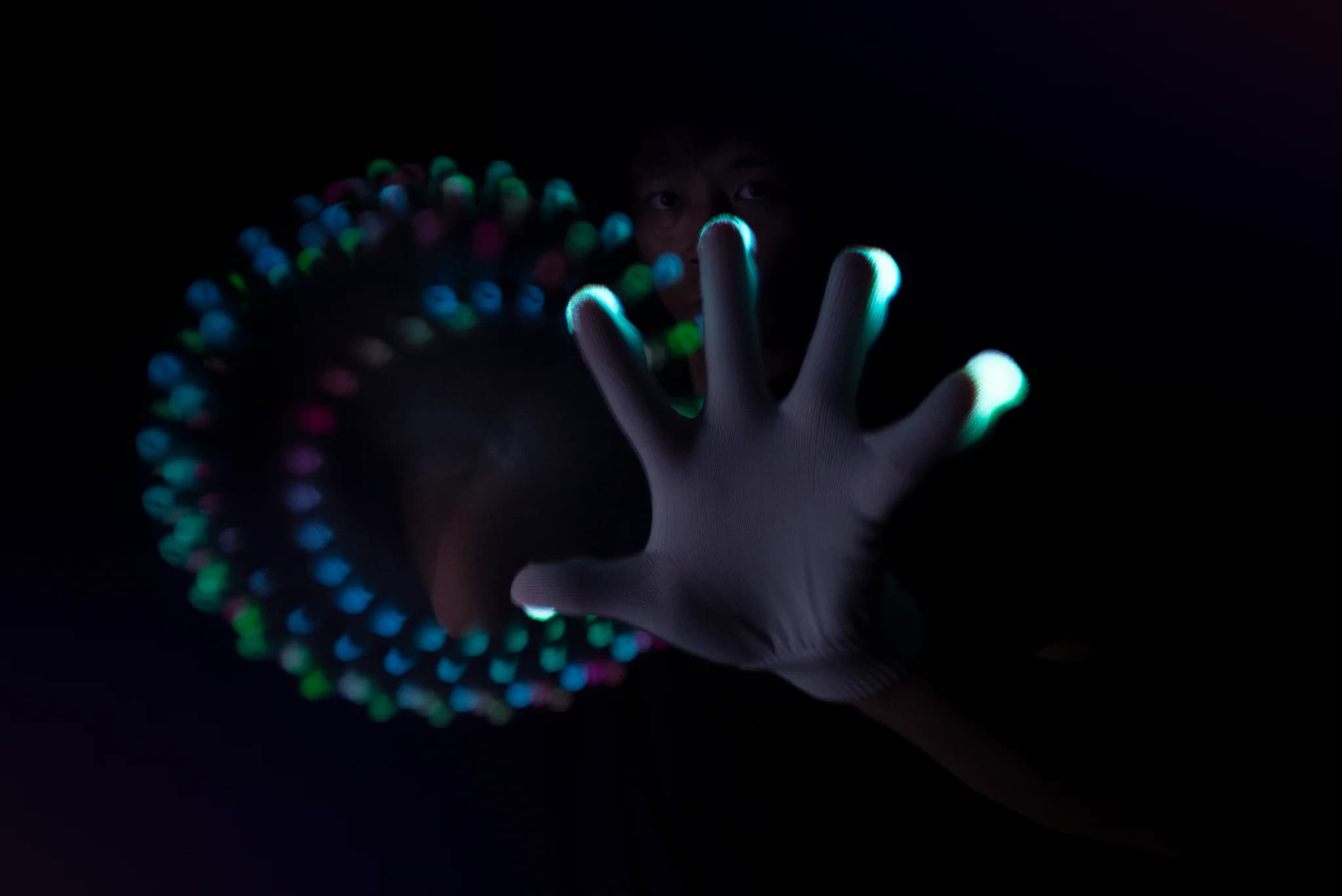 Aeos Glove Set - Lifestyle Image 2