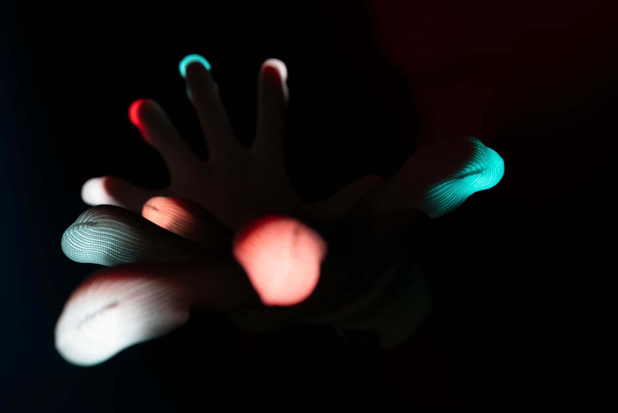 Aeos Glove Set - Lifestyle Image 1