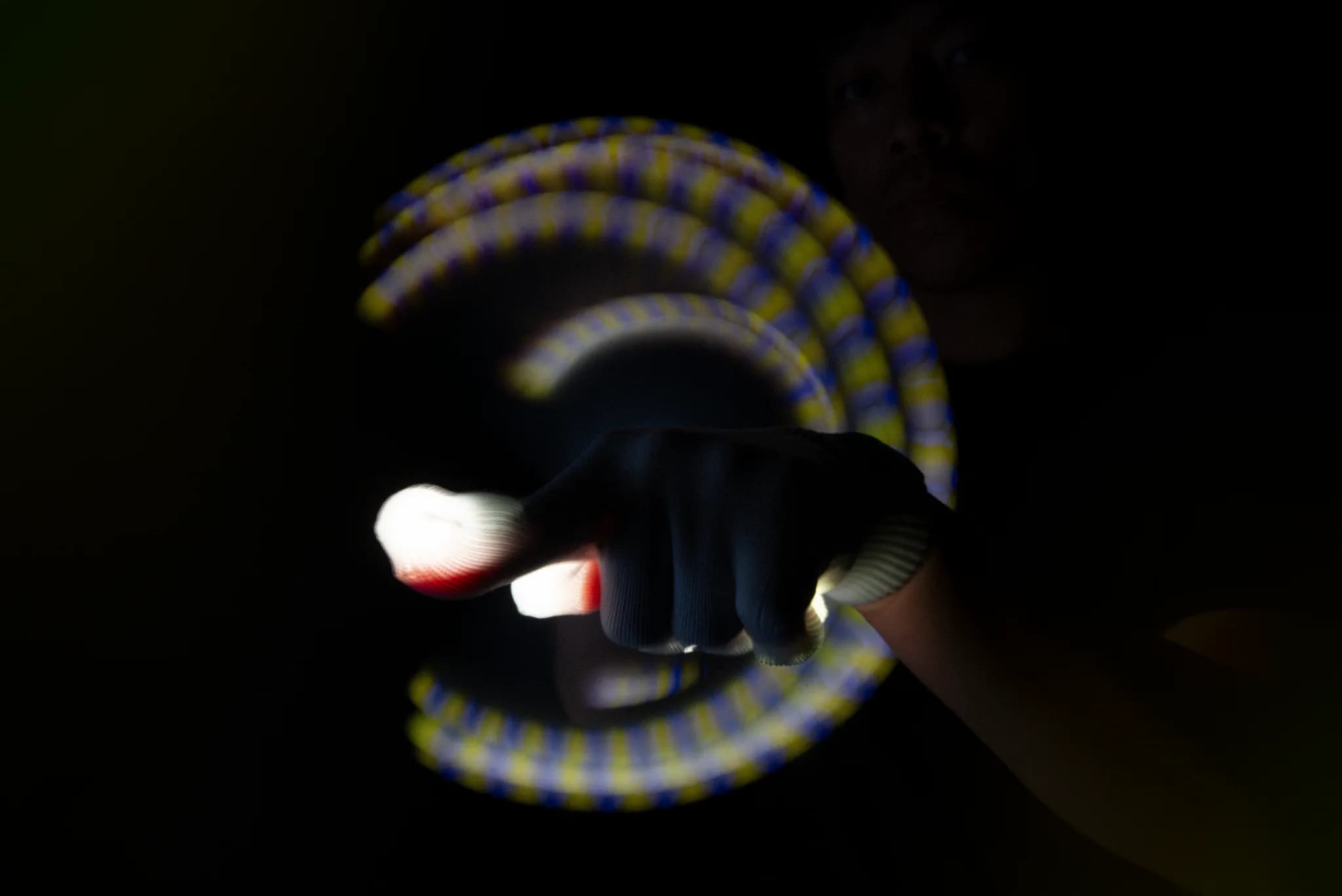 Aeos Glove Set - Lifestyle Image 3