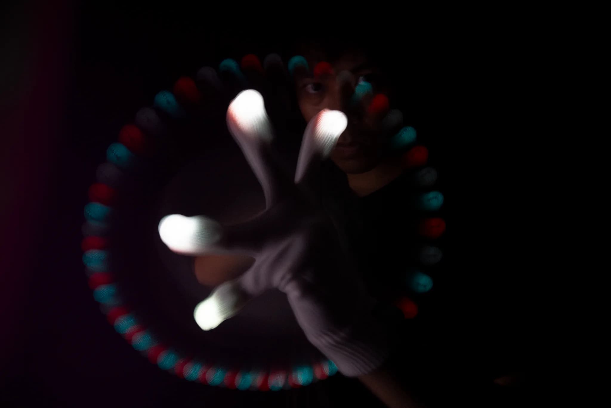Aeos Glove Set - Lifestyle Image 4