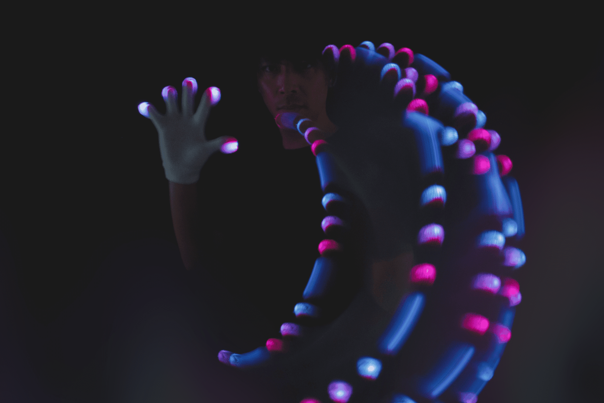 Helios Glove Set - Lifestyle Image 3